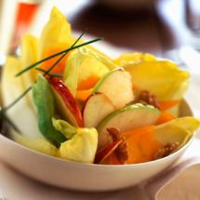 Salade d’endives, céleri, pommes et noix